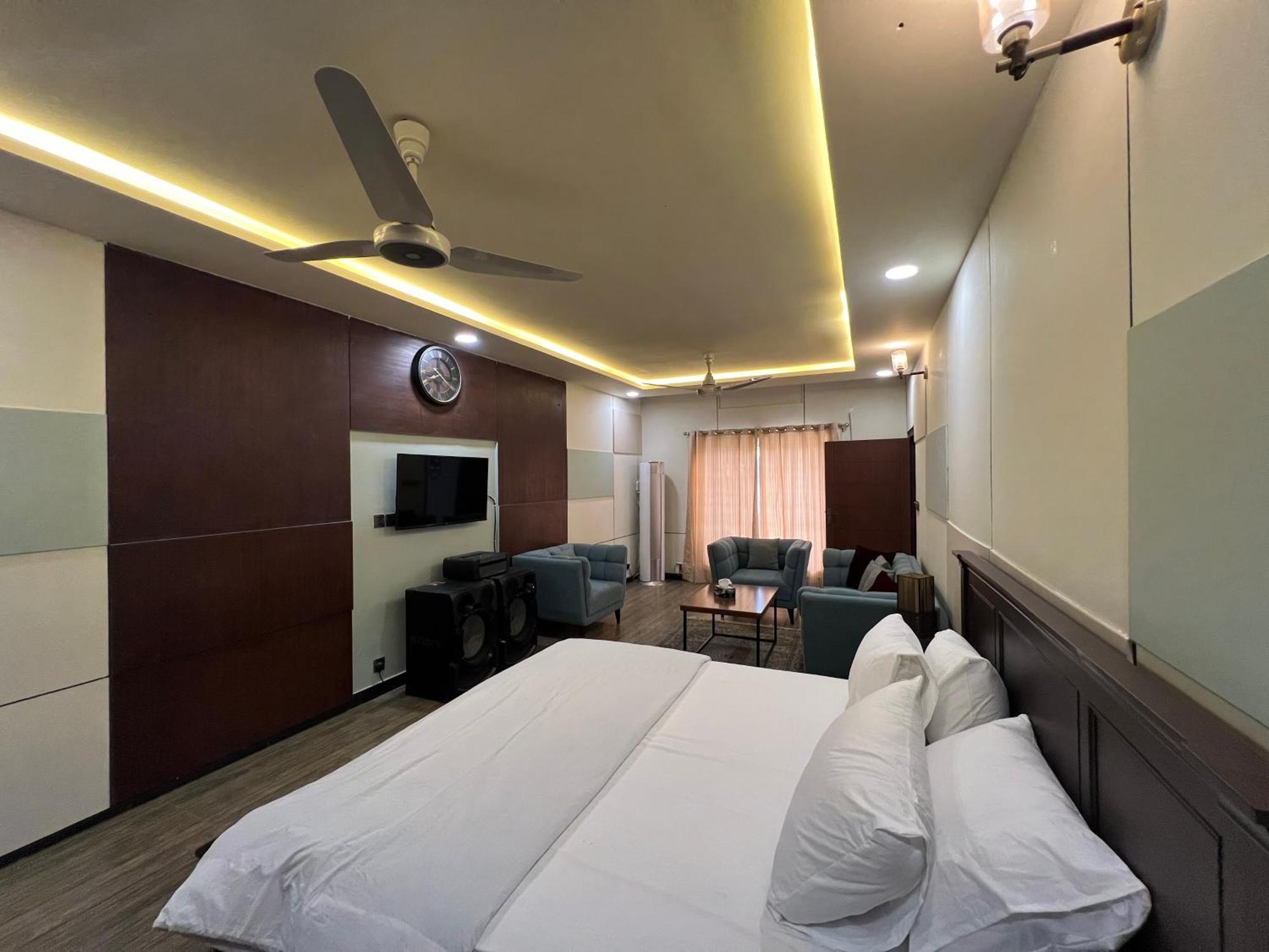 Deluxe King Room In Silverscape Residence Rawalpindi Exterior photo